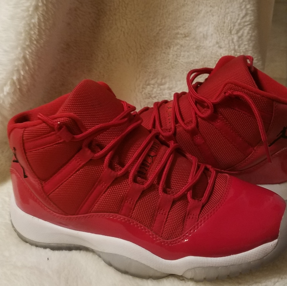 Jordan gym red 11